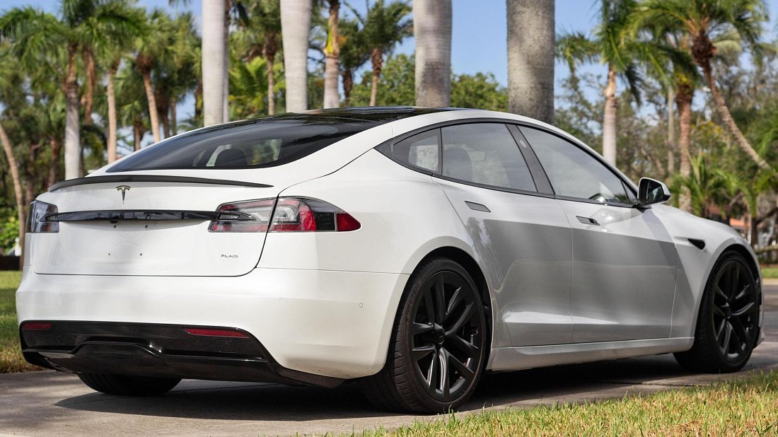 Tesla Model S Plaid (2021-…) rear quarter, three-quarter view, diagonal, exterior