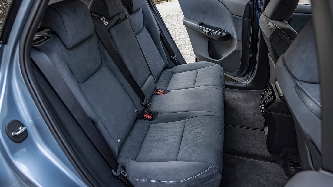 Lexus RZ 350e (2025-…) rear seats, back seats, passenger seats, legroom, headroom, interior