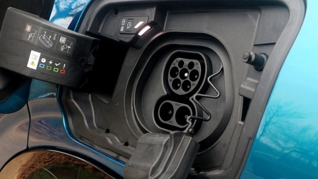 Peugeot e-5008 73 kWh FWD (2024-…) charge port Europe, charging, inlet, plug, connector