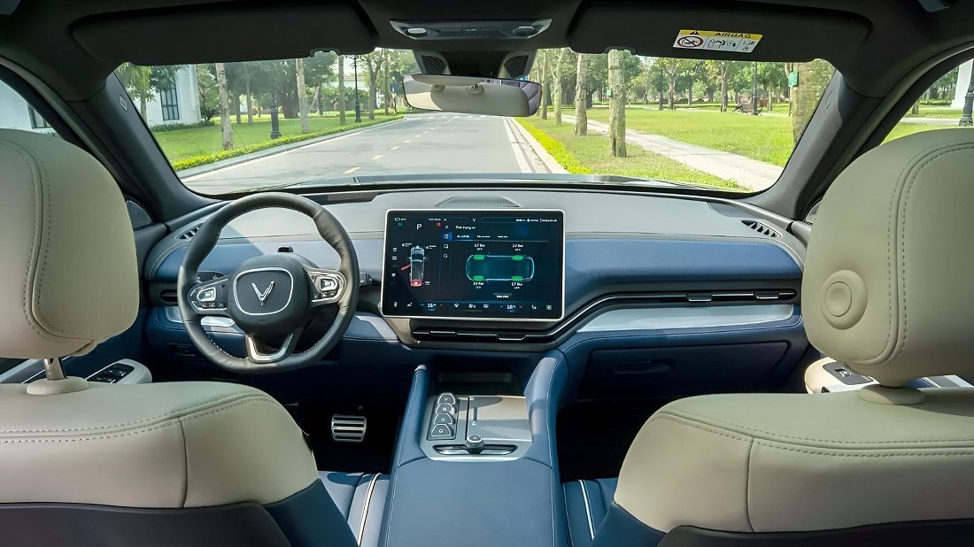 VinFast VF 9 Eco (2024-…) interior, front seat, driver seat, dashboard, steering wheel, infotainment, cockpit