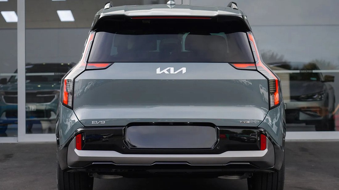Kia EV9 GT (2025-…) rear view, taillights, trunk, spoiler, badge, bumper, exterior