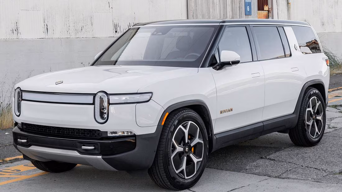 Rivian R1S Dual Motor Standard (2025-...) front view, front quarter, diagonal, exterior