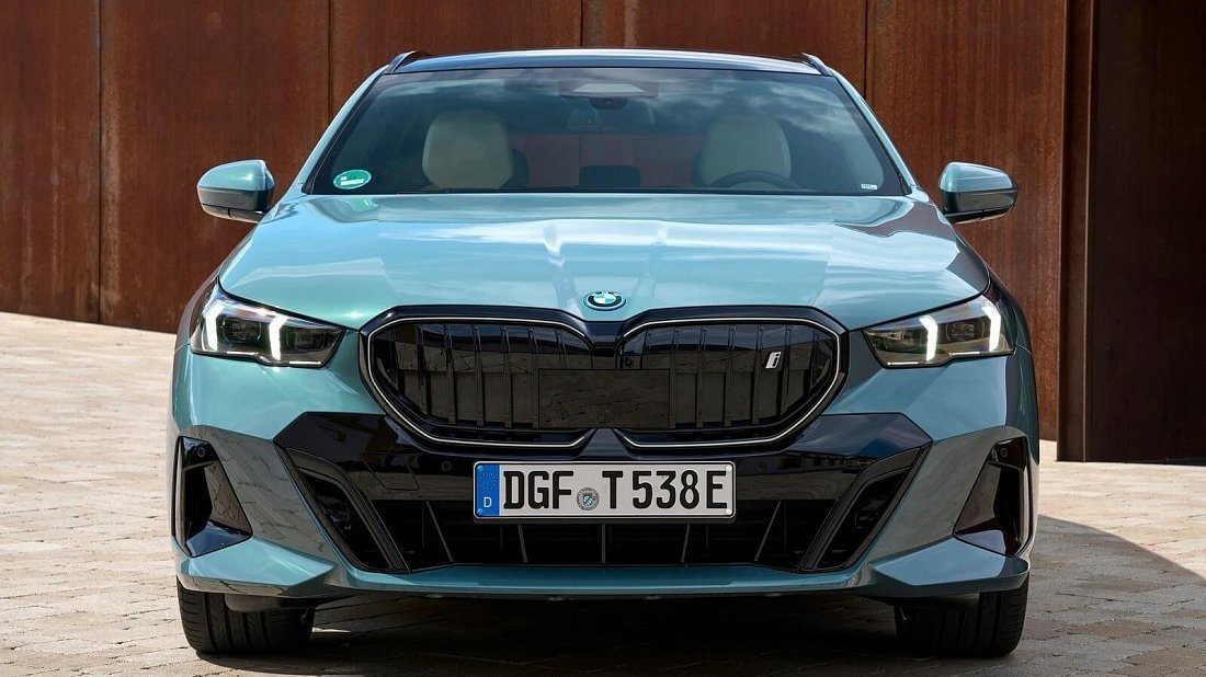 BMW i5 Touring eDrive40 (2024-2025) front fascia photo, grille, headlights, bumper, exterior