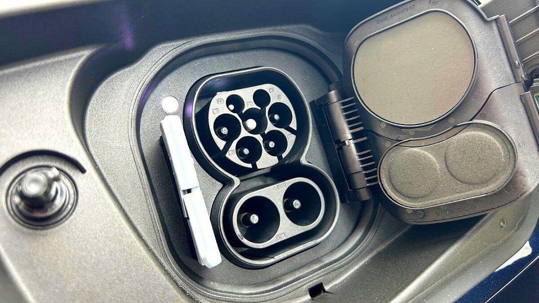 BMW i7 M70 xDrive (2023-…) charge port Europe photo, charging, inlet, plug, connector