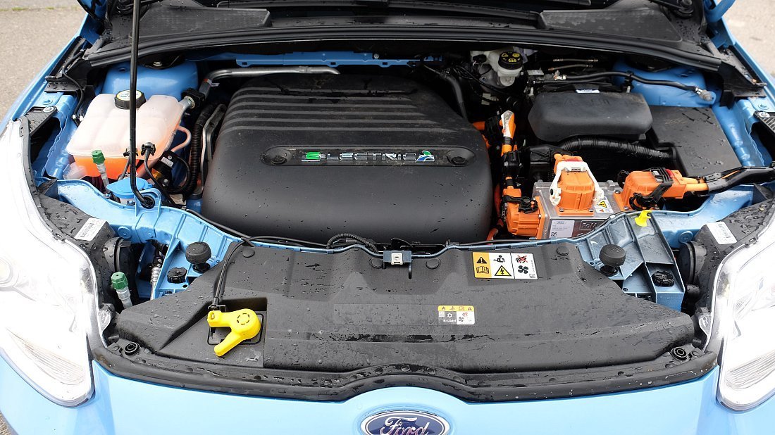 Ford Focus Electric 33 kWh (2017-2018) frunk, front trunk, under hood, storage, cargo, capacity, bonus space