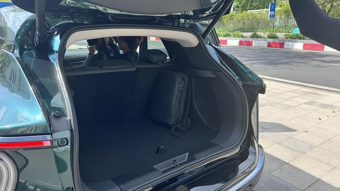 VinFast VF 7 Eco (2024-…) trunk photo, boot, seats up, seats upright, cargo space, cargo volume, cargo capacity, storage