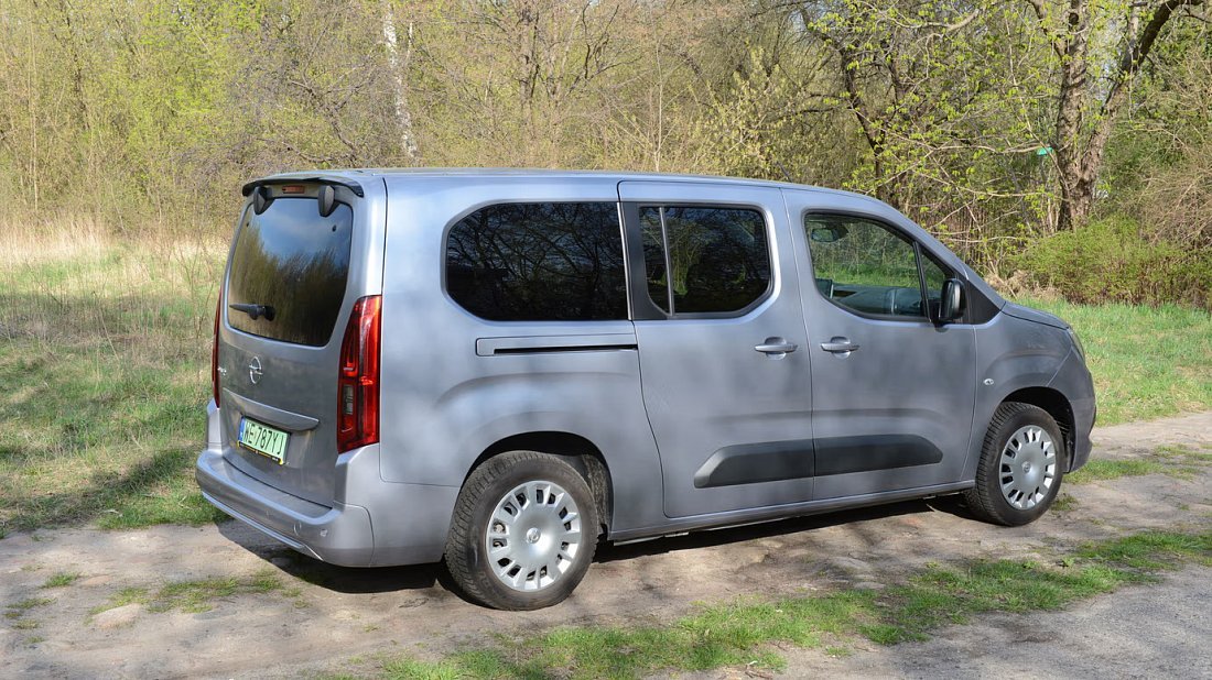 Opel Combo Electric Life XL 50 kWh (2021-2024) rear quarter photo, three-quarter view, diagonal, exterior