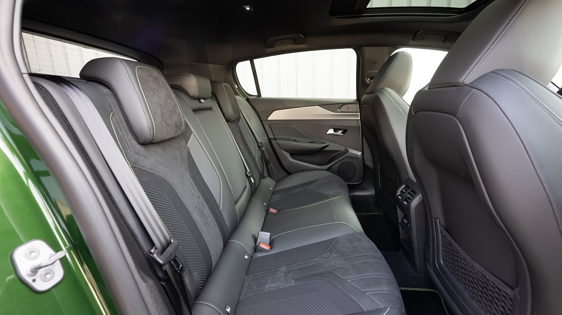 Peugeot e-308 Hatchback (2023-…) rear seats, back seats, passenger seats, legroom, headroom, interior