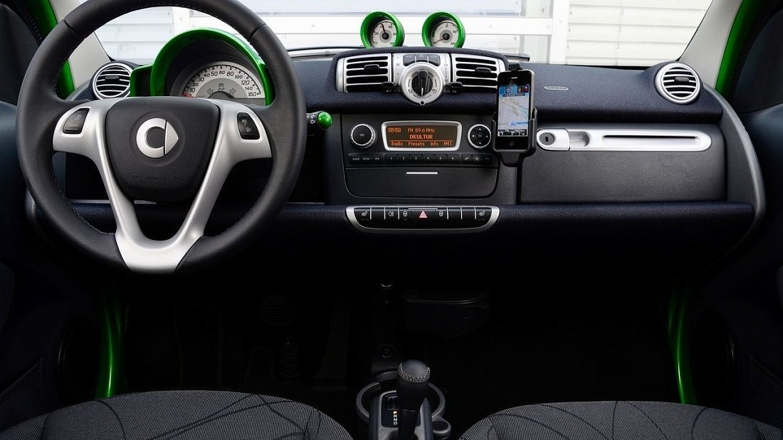 Smart Electric Drive fortwo coupe (2012-2016) interior, front seat, driver seat, dashboard, steering wheel, infotainment, cockpit