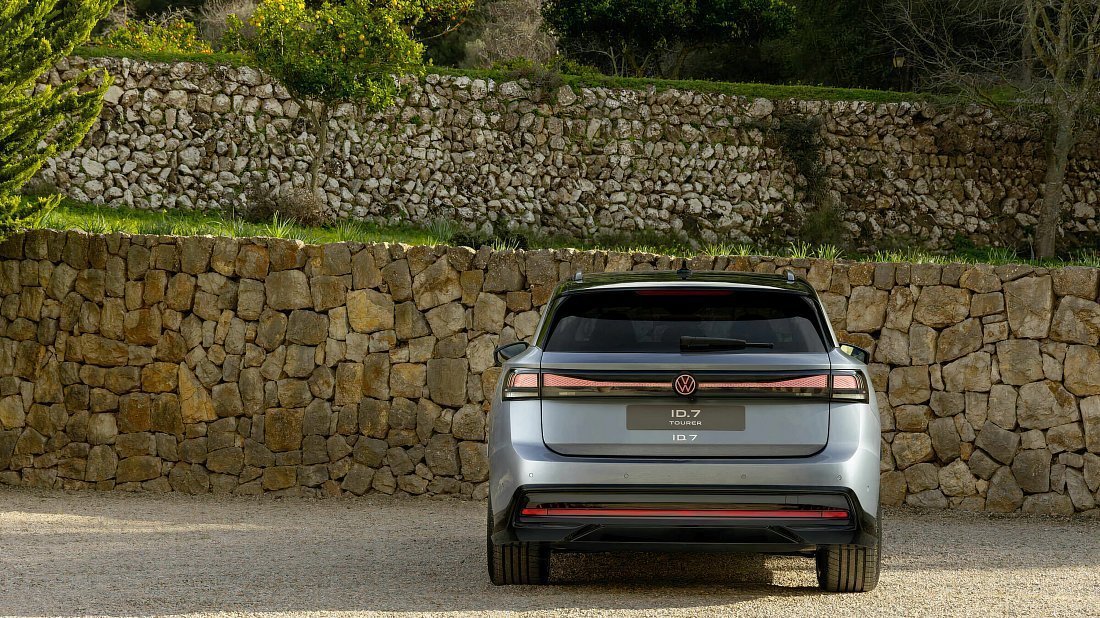 Volkswagen ID.7 Tourer Pro (2024-…) rear view, taillights, trunk, spoiler, badge, bumper, exterior