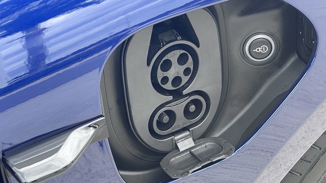 Porsche Taycan RWD Plus (2024-…) charge port USA, charging, inlet, plug, connector