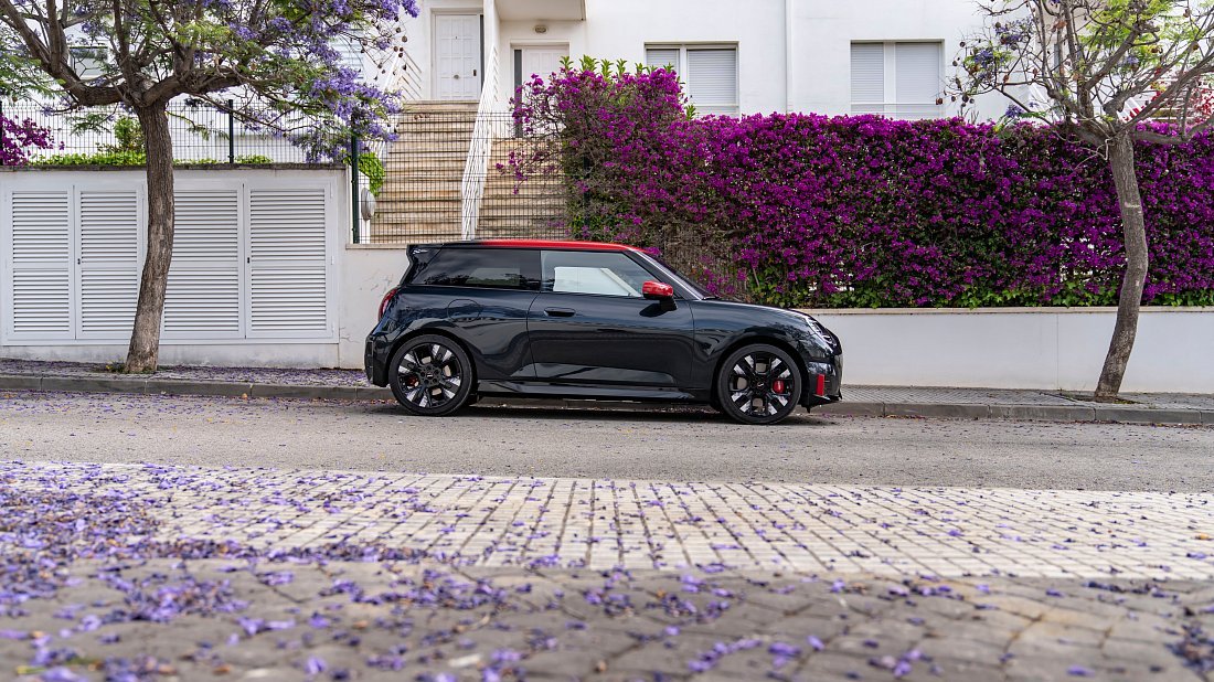 Mini Cooper JCW (2024-…) side profile, silhouette, doors, wheels, exterior