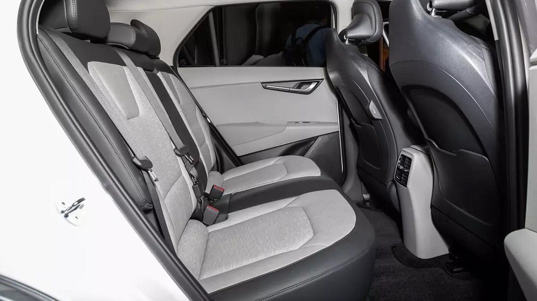 Kia Niro EV Long Range (2022-…) rear seats, back seats, passenger seats, legroom, headroom, interior