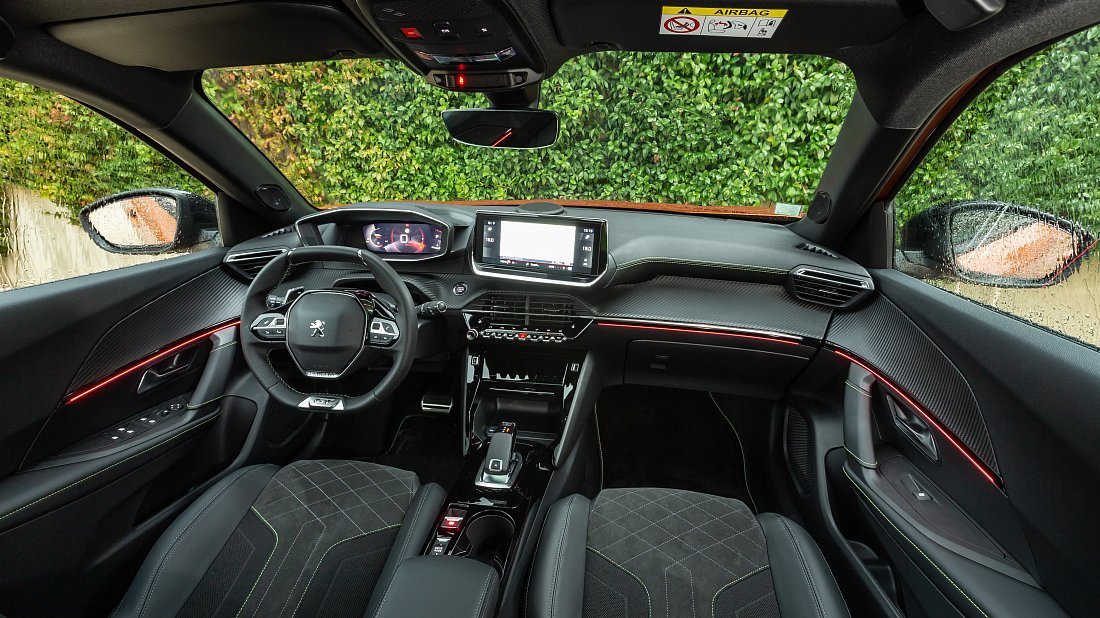 Peugeot e-2008 50 kWh (2020-2021) interior, front seat, driver seat, dashboard, steering wheel, infotainment, cockpit