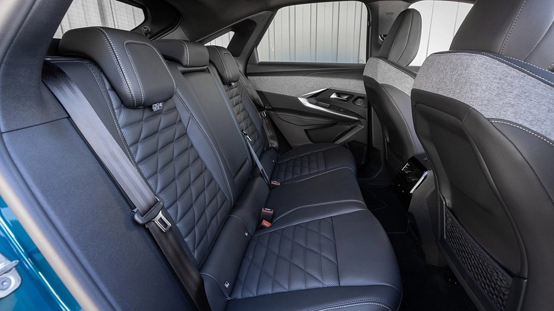 Peugeot e-3008 98 kWh Long Range FWD (2024-…) rear seats, back seats, passenger seats, legroom, headroom, interior
