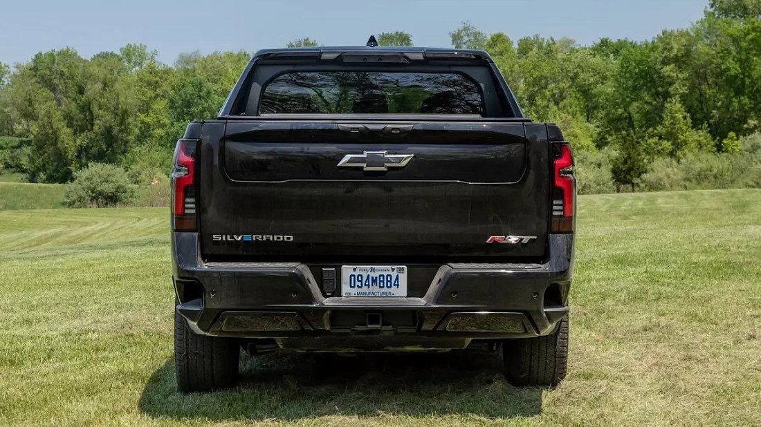 Chevrolet Silverado EV LT Extended Range (2025-…) rear view, taillights, trunk, spoiler, badge, bumper, exterior