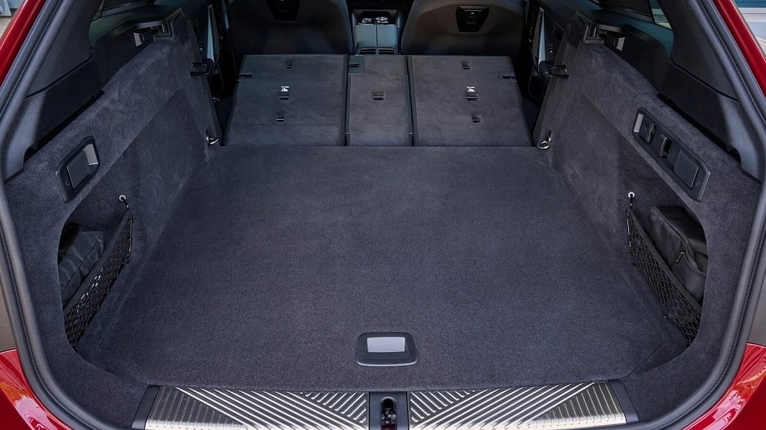 BMW i5 Touring M60 xDrive (2025-…) trunk, boot, expanded, folded seats, maximum volume, max cargo, max capacity, max storage
