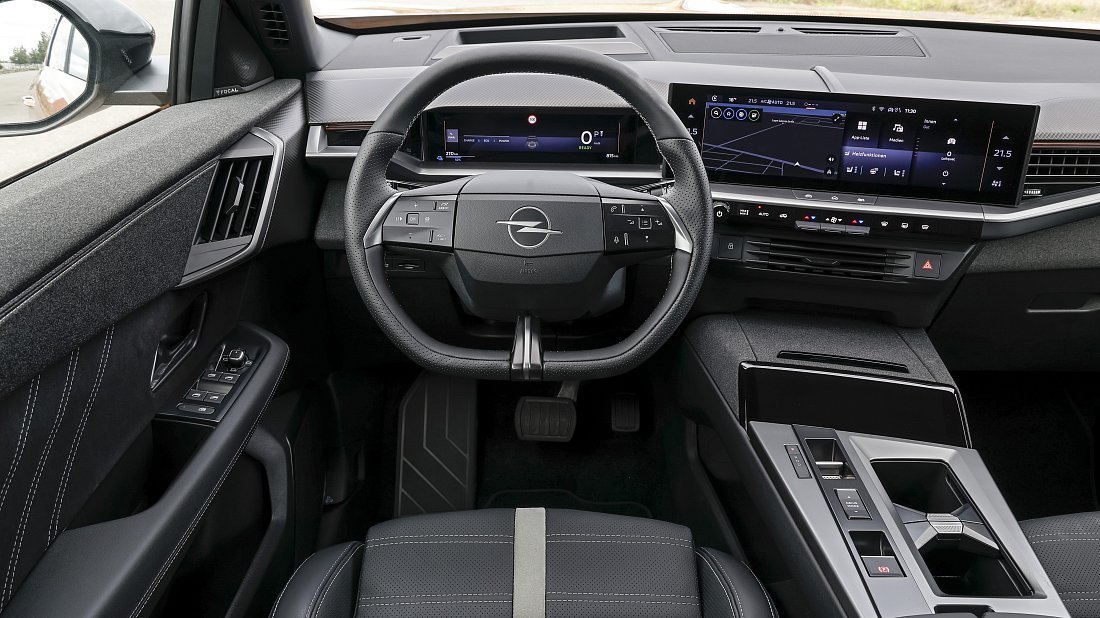 Opel Grandland Electric 82 kWh (2024-…) interior, front seat, driver seat, dashboard, steering wheel, infotainment, cockpit