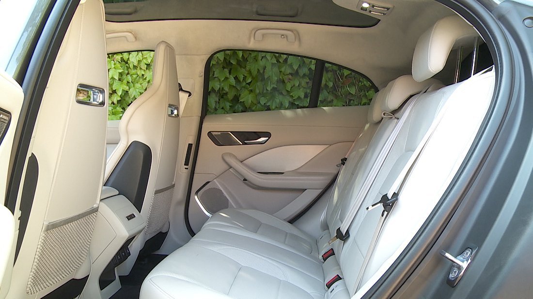 Jaguar I-Pace EV400 (2020-2024) rear seats photo, back seats, passenger seats, legroom, headroom, interior