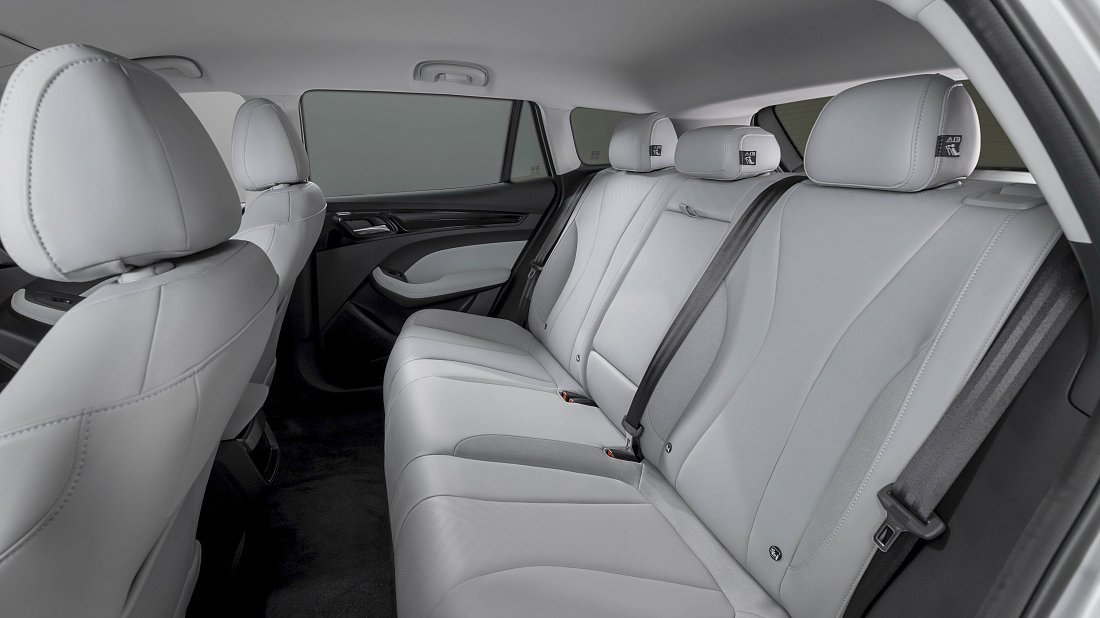 MG MG5 Electric Long Range (2022-…) rear seats, back seats, passenger seats, legroom, headroom, interior