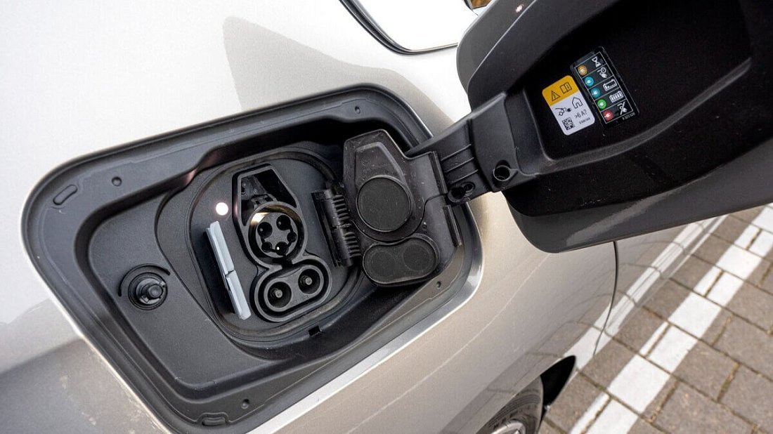BMW i7 M70 xDrive (2023-…) charge port USA photo, charging, inlet, plug, connector