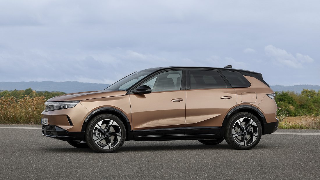 Opel Grandland Electric 82 kWh (2024-…) side profile, silhouette, doors, wheels, exterior
