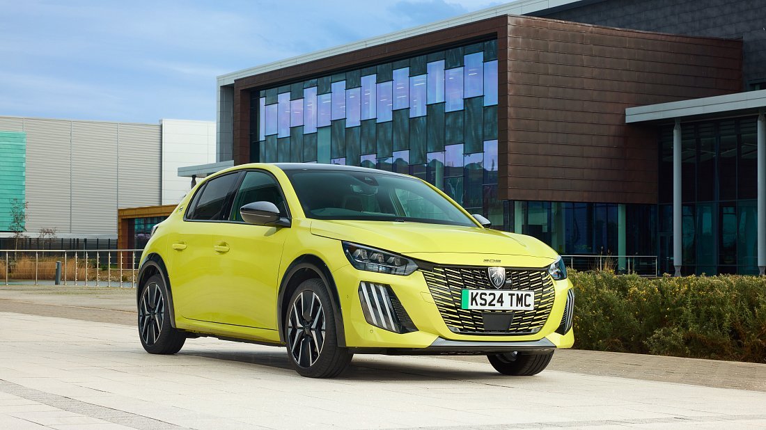 Peugeot e-208 54 kWh (2025-...) front view photo, front quarter, diagonal, exterior