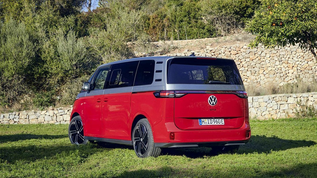 Volkswagen ID.Buzz Long GTX (2024-…) rear quarter, three-quarter view, diagonal, exterior