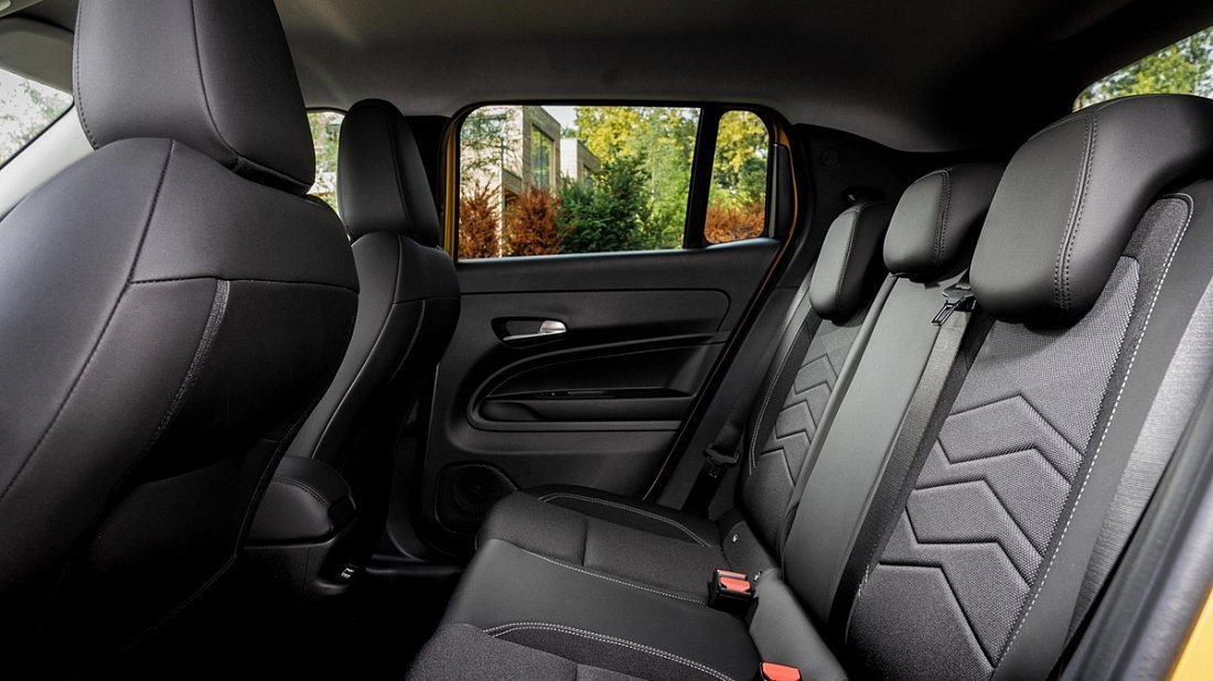 Jeep Avenger Electric (2023-…) rear seats, back seats, passenger seats, legroom, headroom, interior