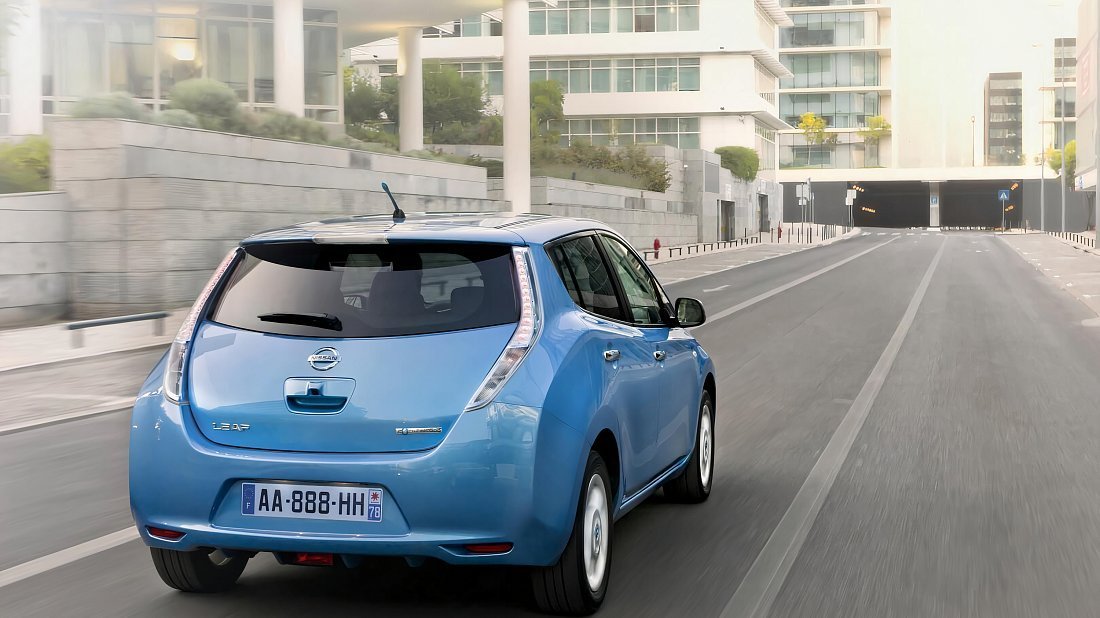 Nissan Leaf 30 kWh (2015-2018) rear quarter, three-quarter view, diagonal, exterior