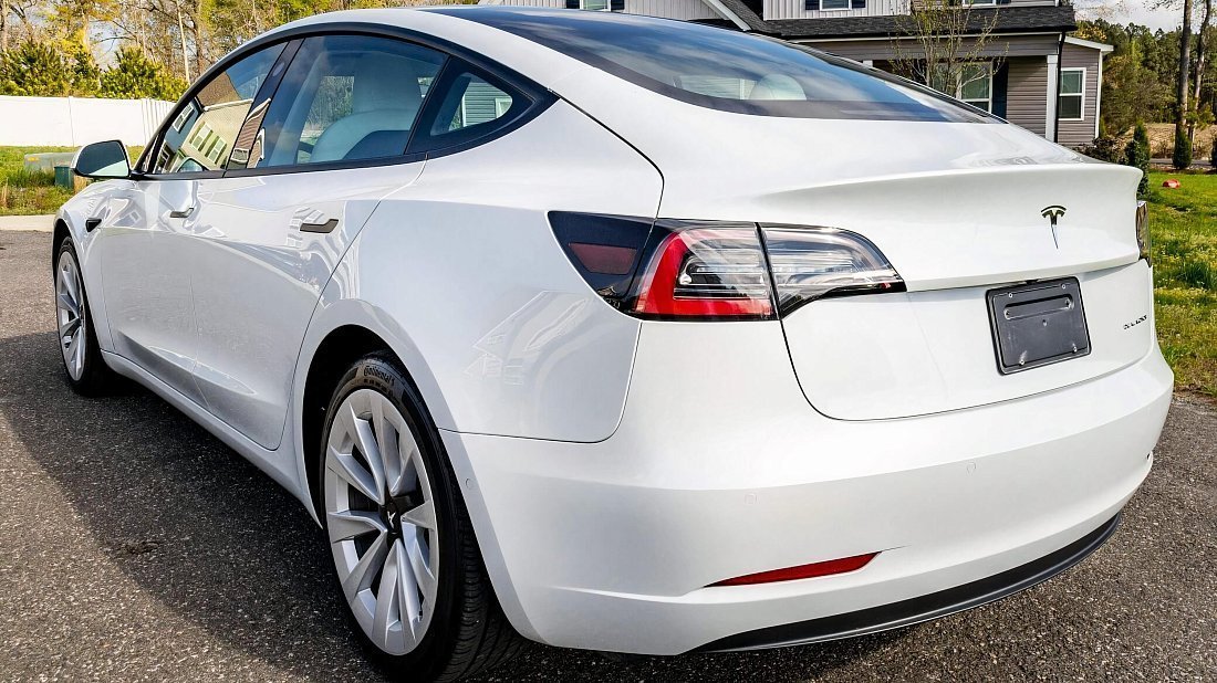 Tesla Model 3 Mid Range (2018-2020) rear quarter, three-quarter view, diagonal, exterior
