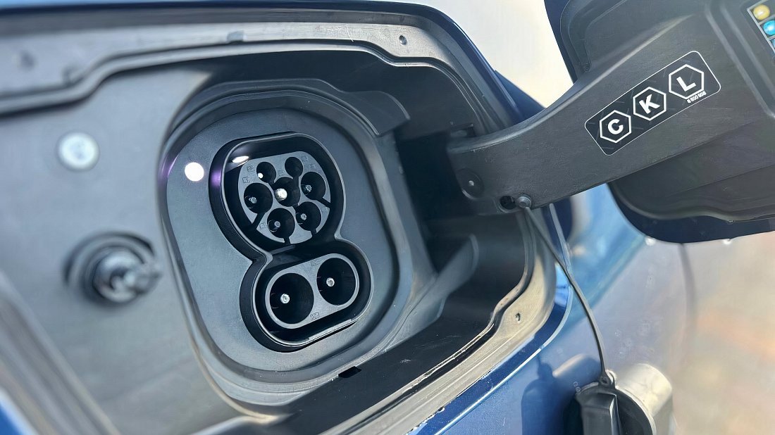 BMW i5 xDrive40 (2025-…) charge port Europe, charging, inlet, plug, connector