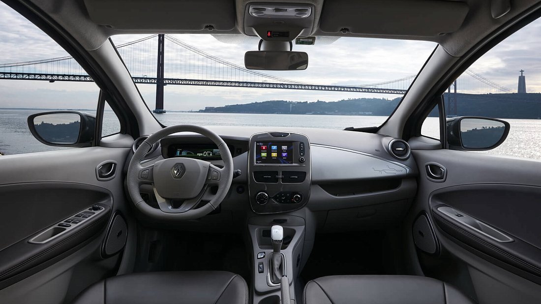 Renault Zoe Z.E. 40 Q90 (2016-2019) interior, front seat, driver seat, dashboard, steering wheel, infotainment, cockpit