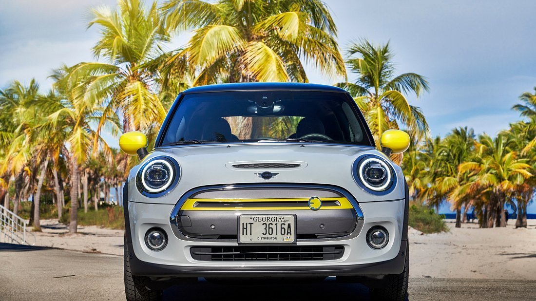 Mini Cooper SE (2020-2021) front fascia photo, grille, headlights, bumper, exterior
