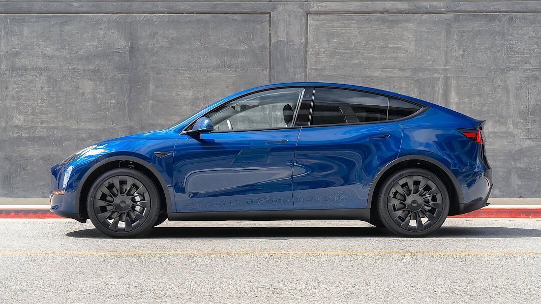Tesla Model Y Standard Range RWD (2021-2025) side profile, silhouette, doors, wheels, exterior