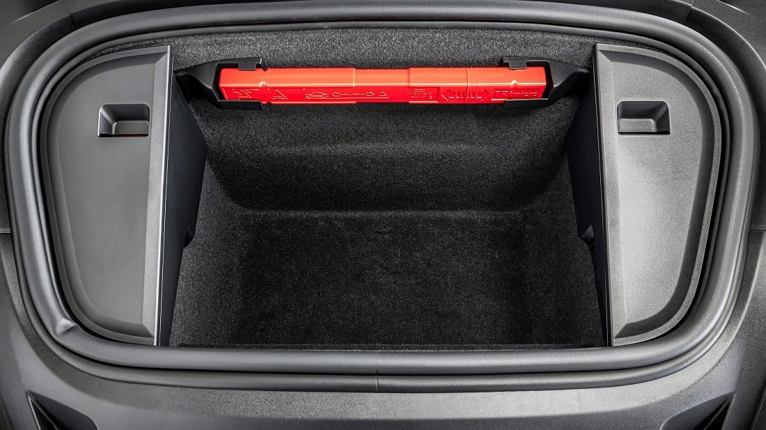 Porsche Taycan 4S (2020-2024) frunk, front trunk, under hood, storage, cargo, capacity, bonus space