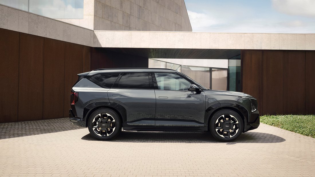 Kia EV5 Long Range FWD (2026-…) side profile photo, silhouette, doors, wheels, exterior