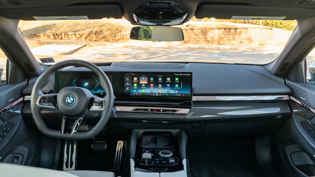 BMW i5 eDrive40 (2023-2025) interior, front seat, driver seat, dashboard, steering wheel, infotainment, cockpit