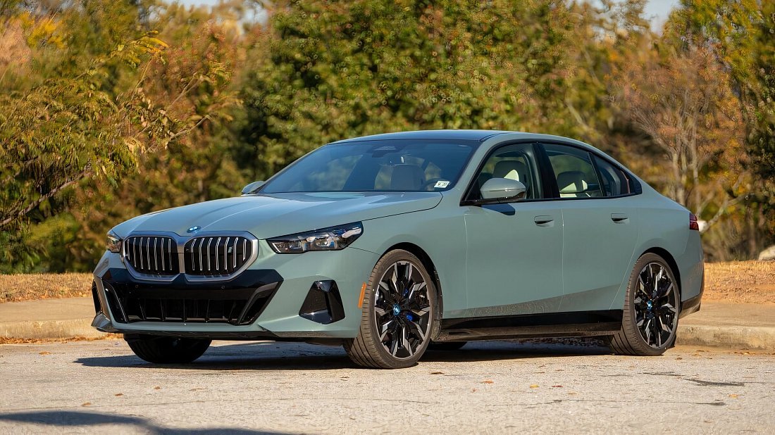 BMW i5 xDrive40 (2025-…) front view, front quarter, diagonal, exterior
