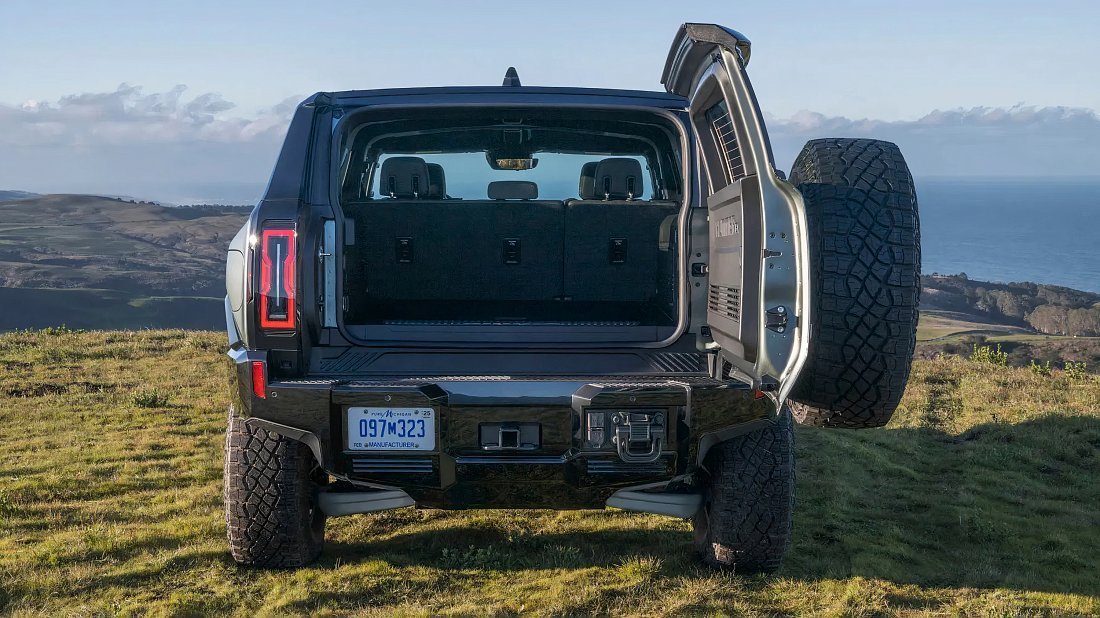 GMC Hummer EV SUV 2X (2024-…) trunk photo, boot, seats up, seats upright, cargo space, cargo volume, cargo capacity, storage