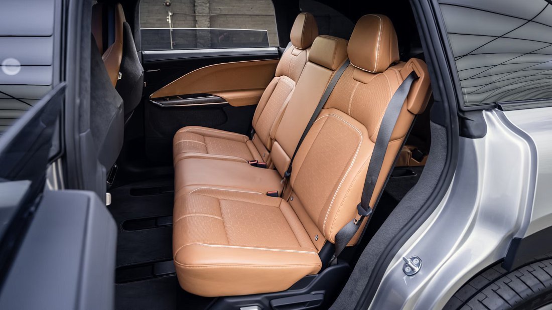 Lucid Gravity Grand Touring (2024-…) rear seats, back seats, passenger seats, legroom, headroom, interior