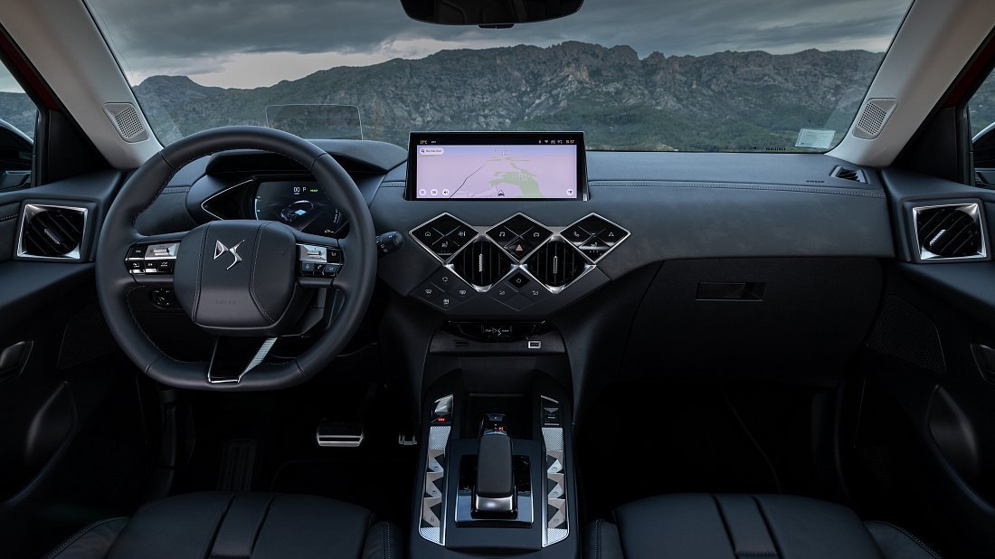 DS 3 E-Tense (2022-…) interior photo, front seat, driver seat, dashboard, steering wheel, infotainment, cockpit