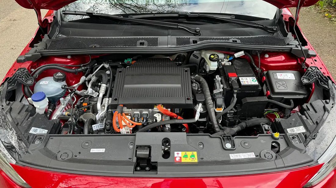 Opel Corsa Electric 50 kWh (2020-2021) frunk, front trunk, under hood, storage, cargo, capacity, bonus space