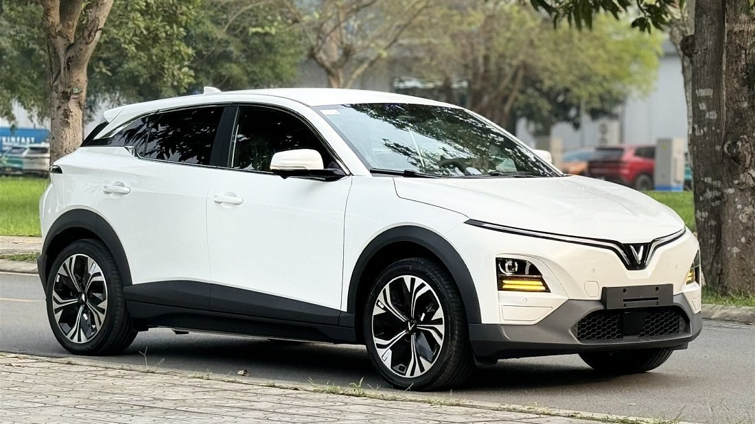 VinFast VF 6 Plus (2024-…) side profile photo, silhouette, doors, wheels, exterior