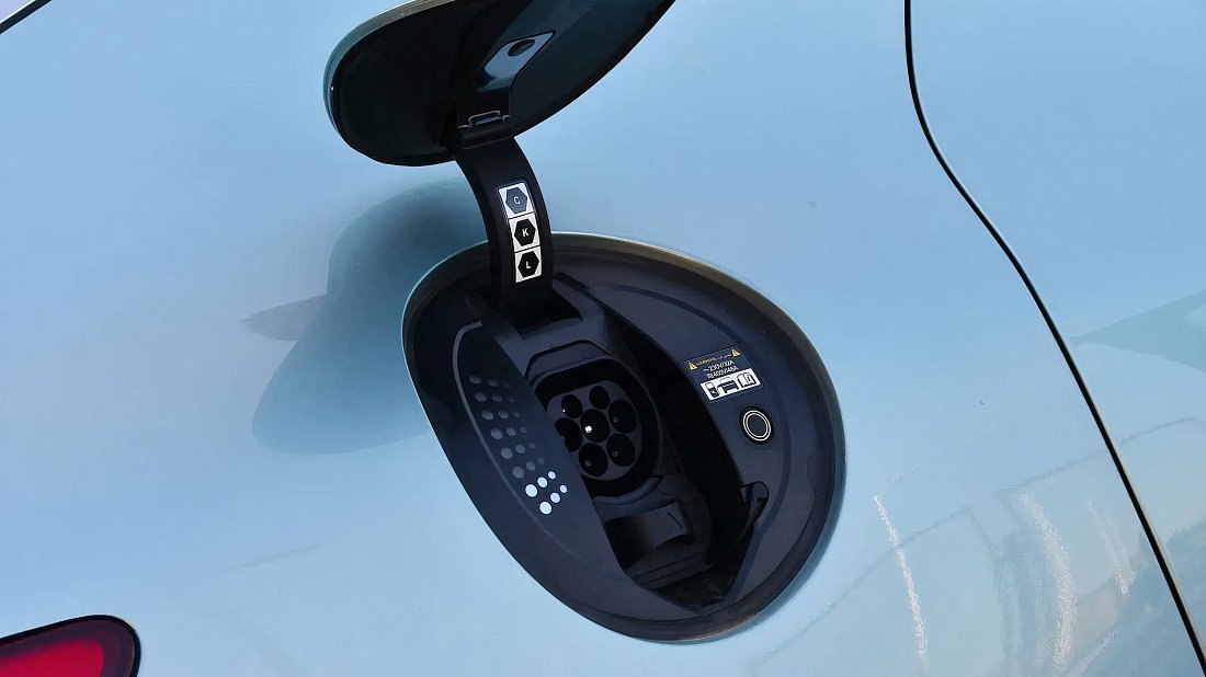 Genesis GV60 Standard AWD (2024-…) charge port Europe, charging, inlet, plug, connector