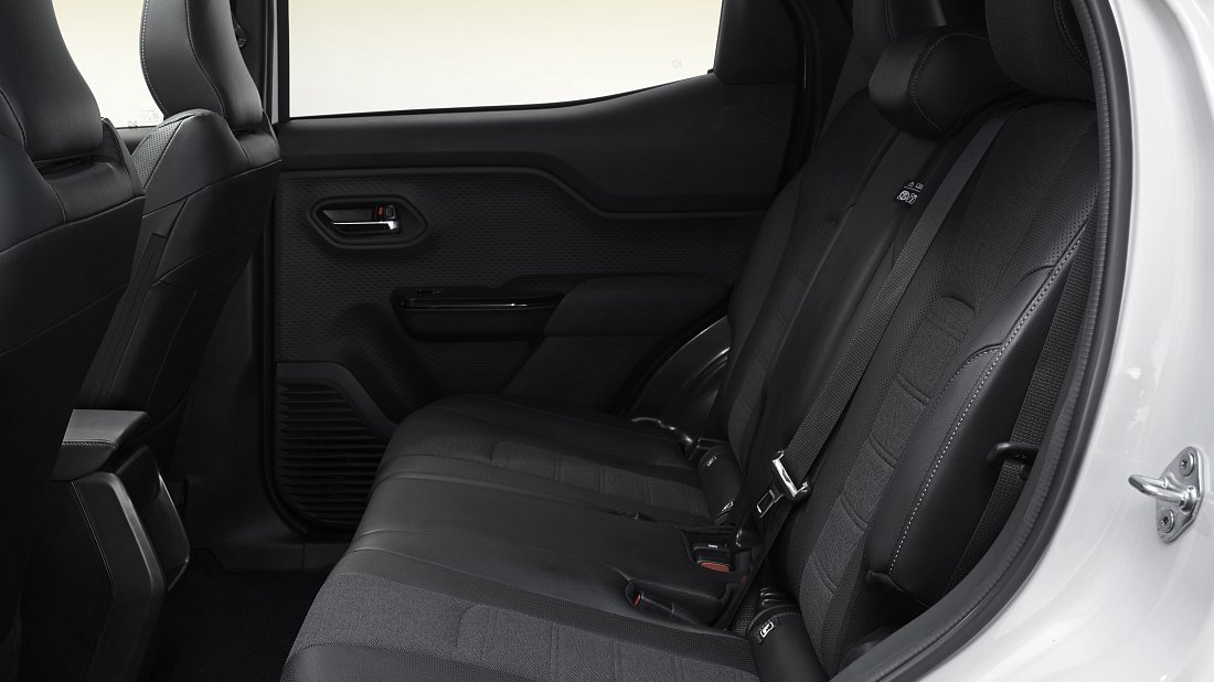 Toyota Urban Cruiser 61 kWh AWD (2025-…) rear seats, back seats, passenger seats, legroom, headroom, interior