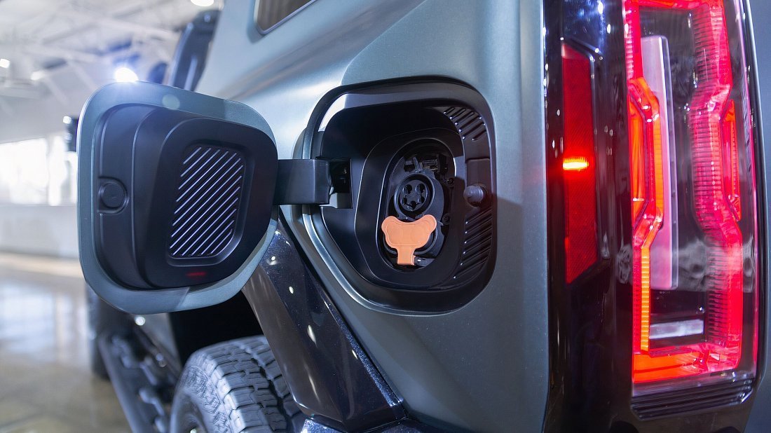 GMC Hummer EV SUV 3X (2023-…) charge port USA photo, charging, inlet, plug, connector