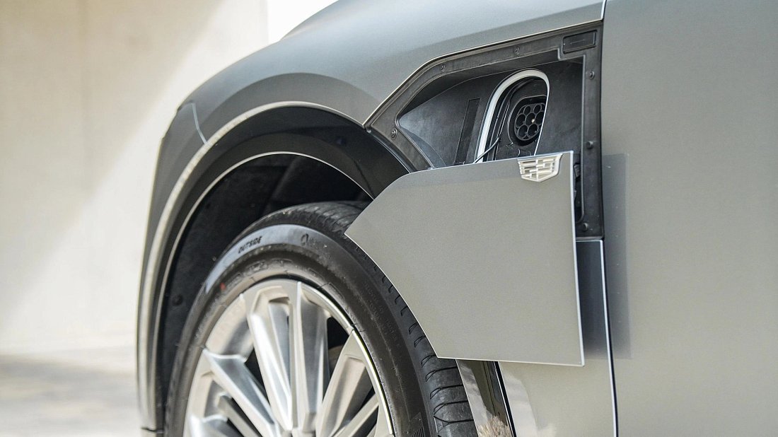 Cadillac Lyriq RWD (2022-…) charge port Europe photo, charging, inlet, plug, connector