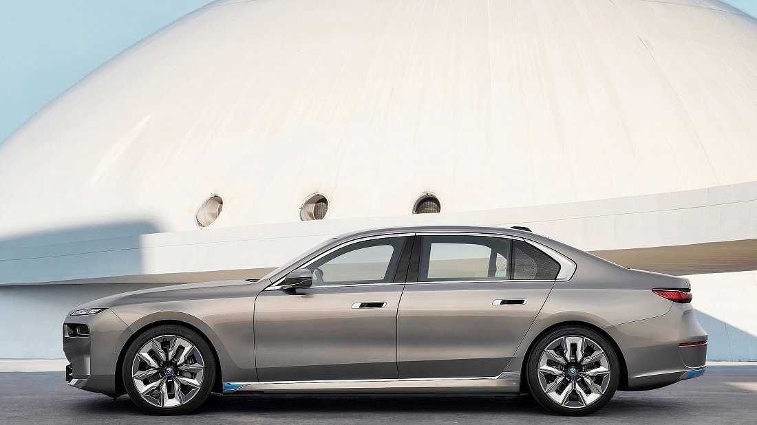 BMW i7 eDrive50 (2023-…) side profile photo, silhouette, doors, wheels, exterior