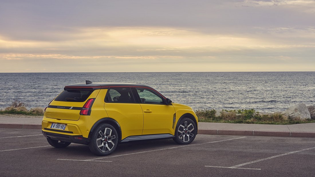 Renault 5 E-Tech EV40 95hp (2025-...) rear quarter, three-quarter view, diagonal, exterior
